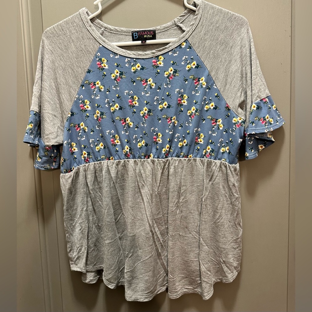 B Famous #USA Size M Gray/Blue Floral Short Sleeve Pullover Top EUC